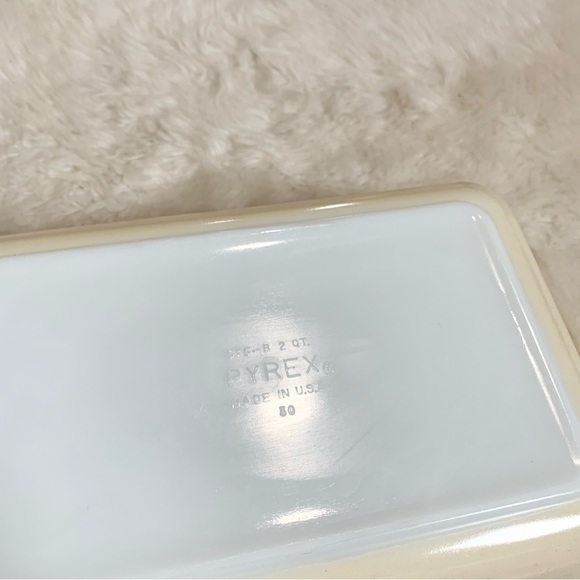 Vintage Pyrex cream and gold, Golden Acorn 575-B 2QT space saver cassarole dish - Picture 7 of 8